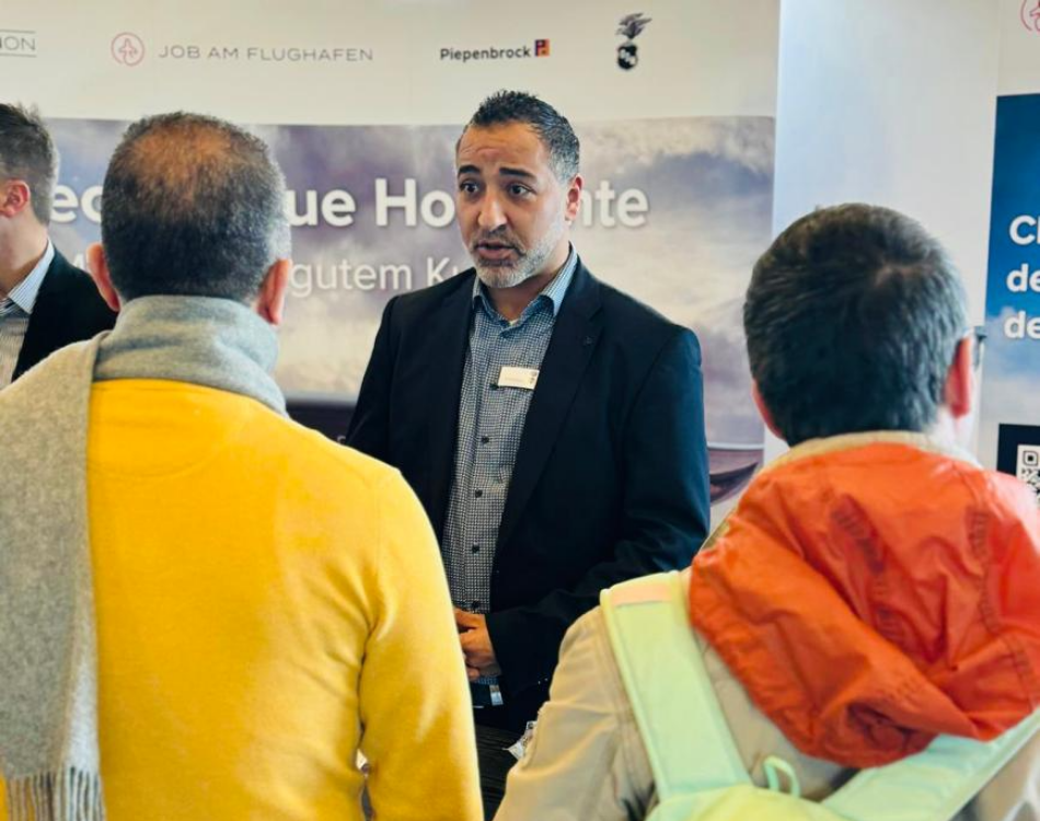 1 Mitarbeiter von Gate Aviation hält einen Vortrag auf der Messe in Düsseldorf